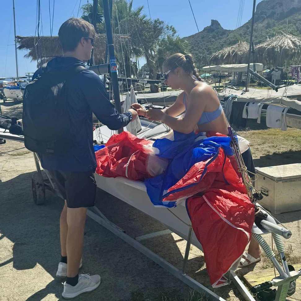 Nicolai and 49erFX sailors preparing the boat in Cagliari